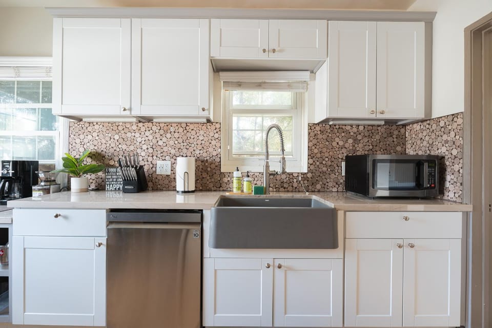 Coffee/tea facilities, Kitchen or kitchenette, dishwasher, microwave