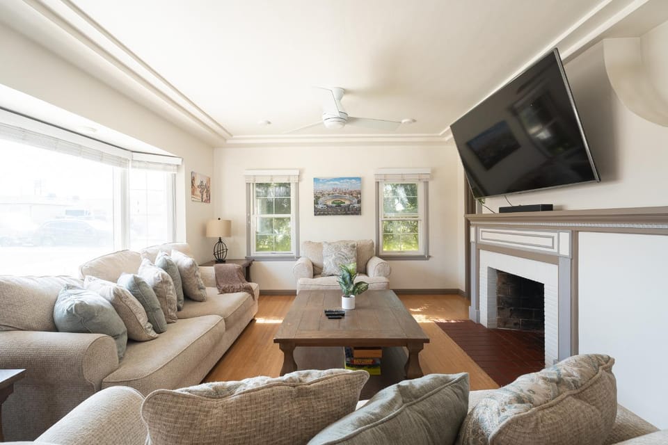 TV and multimedia, Living room, Photo of the whole room, Seating area, fireplace