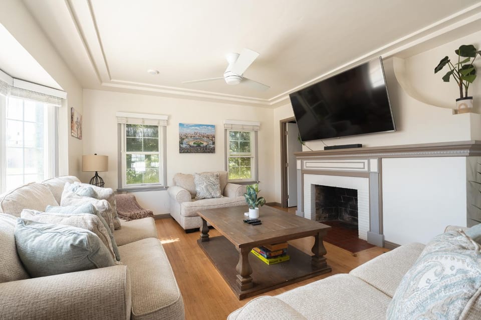 TV and multimedia, Living room, Seating area, fireplace, furniture