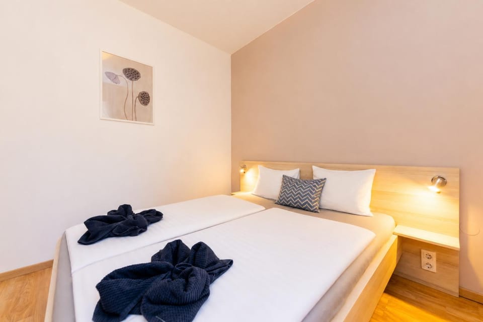 Bed, Bedroom, towels