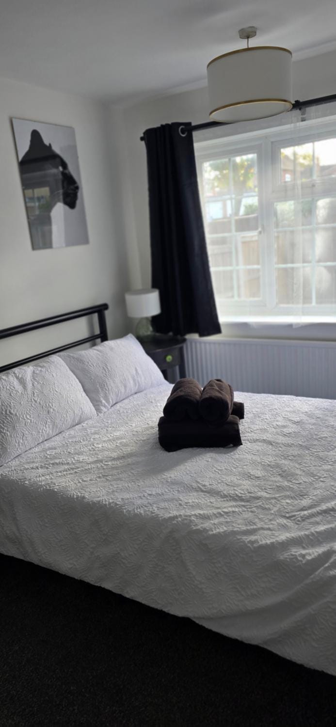 Bed, Bedroom, towels