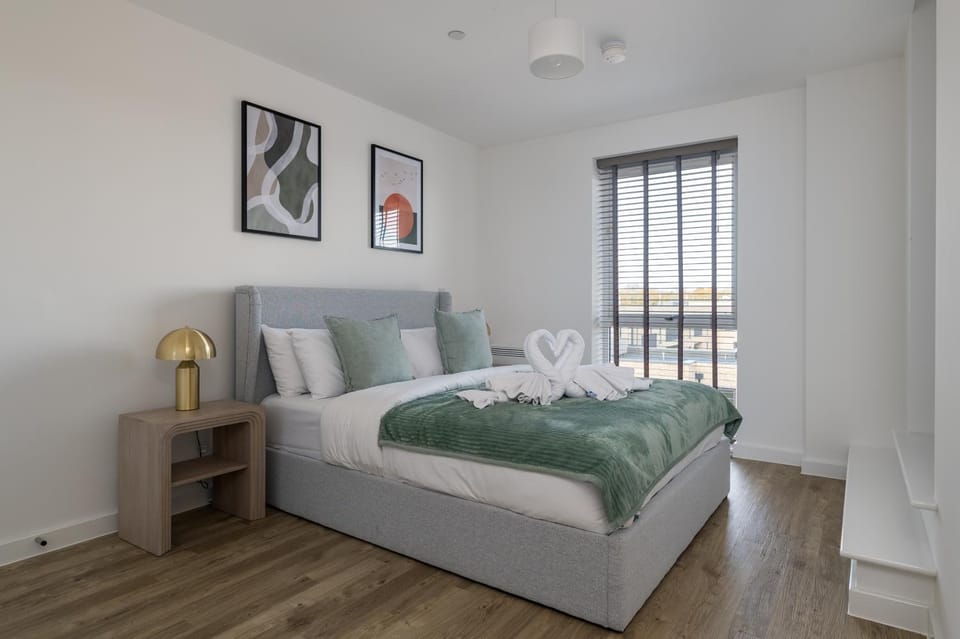 Bed, Photo of the whole room, Bedroom, towels