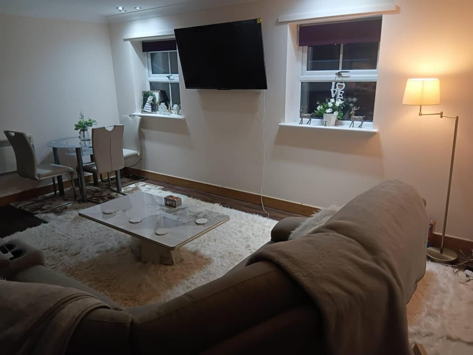 TV and multimedia, Living room, Seating area, Evening entertainment