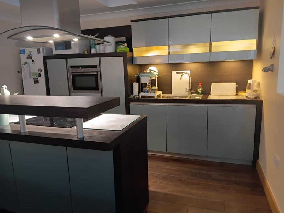 Coffee/tea facilities, Kitchen or kitchenette, oven, stove, toaster