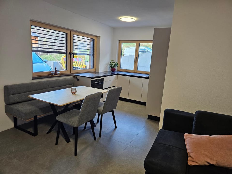 Kitchen or kitchenette, Seating area
