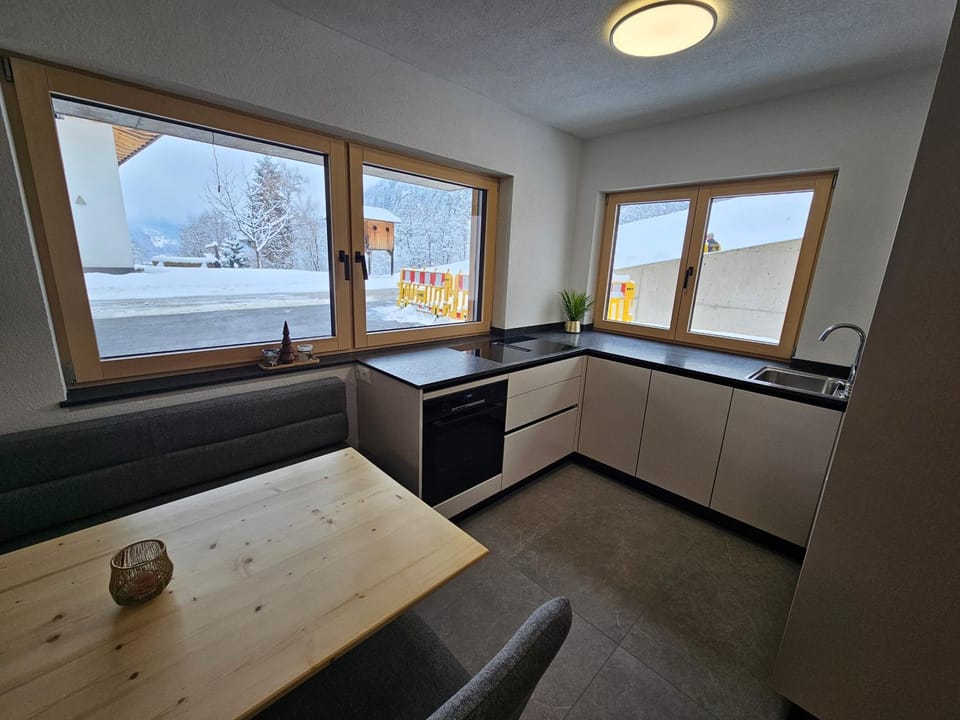 Kitchen or kitchenette, Dining area, stove