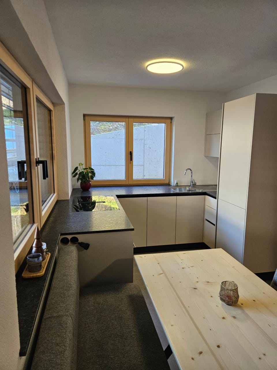 Kitchen or kitchenette, Dining area