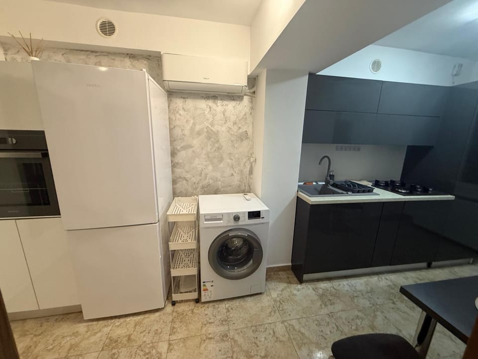 Kitchen or kitchenette, washing machine, dryer