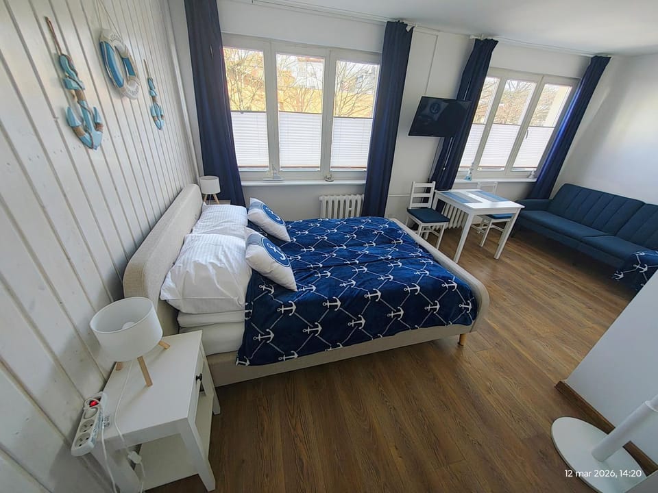 Bed, Living room, Photo of the whole room, Seating area, Bedroom, towels