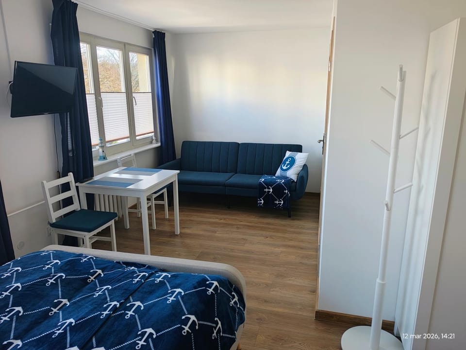 Bed, TV and multimedia, Photo of the whole room, Seating area, Dining area