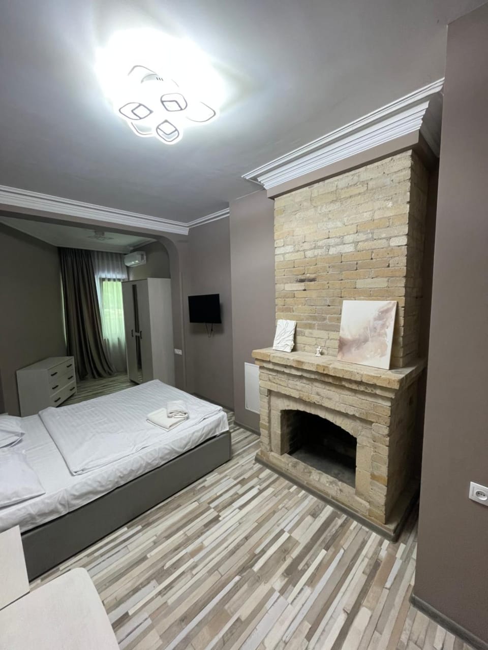 Bed, TV and multimedia, Photo of the whole room, Seating area, Bedroom
