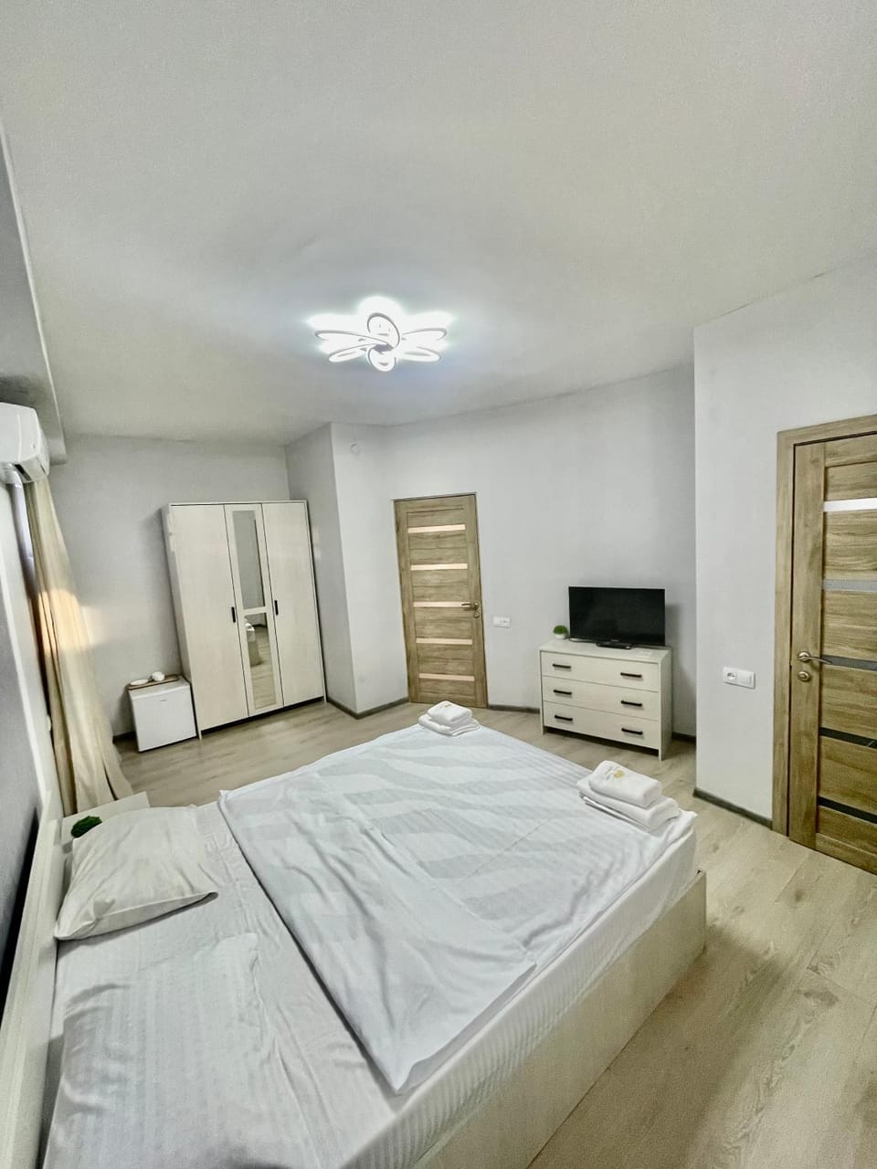 Bed, TV and multimedia, Photo of the whole room, Bedroom, wardrobe