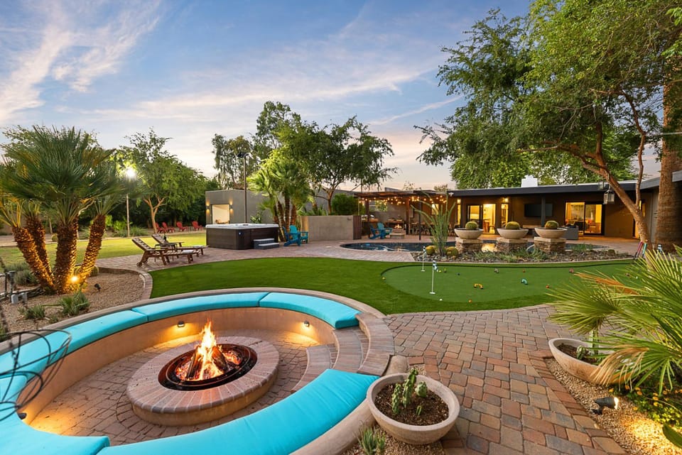 Seating area, Garden view, Pool view, fireplace