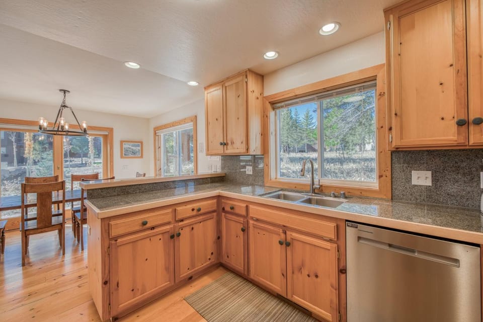 Sparrow's Rest by Tahoe Getaways - Pet-Friendly 3BR in Tahoe Donner w HOA House in Truckee
