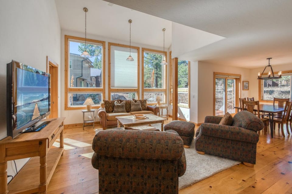Sparrow's Rest by Tahoe Getaways - Pet-Friendly 3BR in Tahoe Donner w HOA House in Truckee