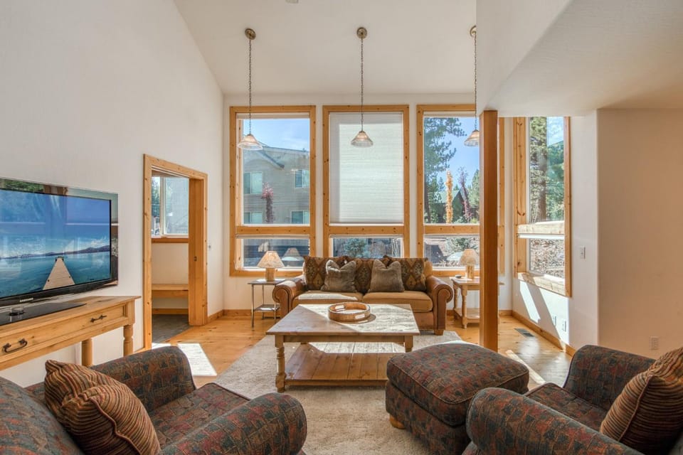 Sparrow's Rest by Tahoe Getaways - Pet-Friendly 3BR in Tahoe Donner w HOA House in Truckee