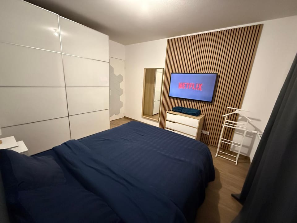 Bed, TV and multimedia, Photo of the whole room, Bedroom, wardrobe