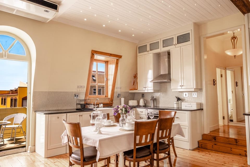 Balcony/Terrace, Dining area, dishwasher, oven, stove, kitchen