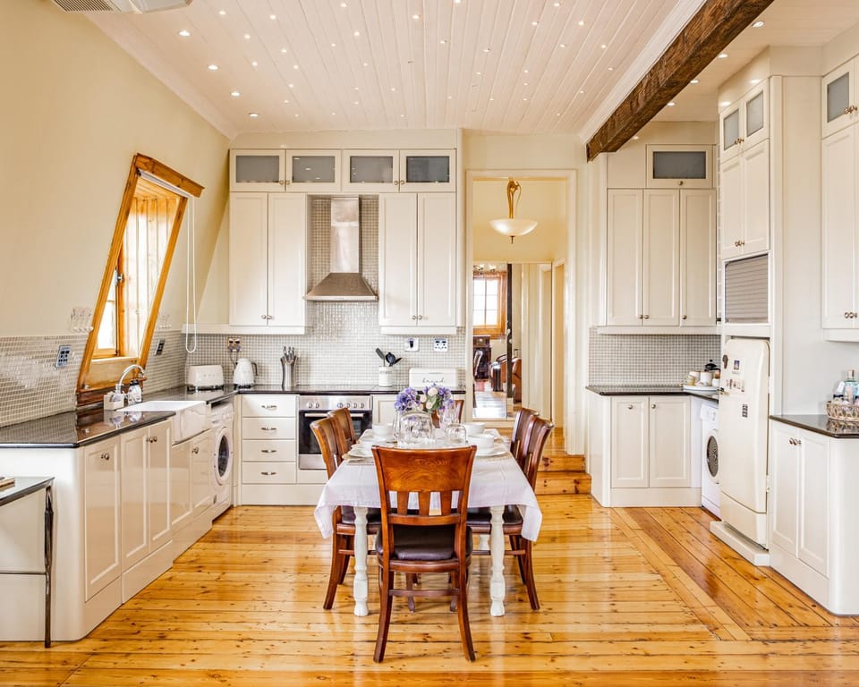 Coffee/tea facilities, Dining area, dishwasher, microwave, oven, stove, toaster, dryer, kitchen