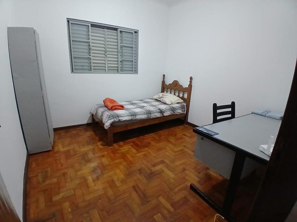 Home office solteiro aconchegante no Centro de Poços de Caldas Bed and Breakfast in State of São Paulo