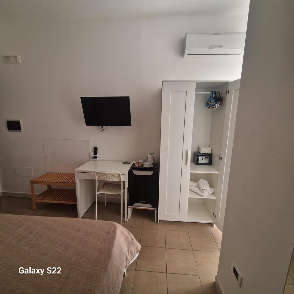 TV and multimedia, Photo of the whole room, Bedroom, minibar, safe, wardrobe, air conditioner