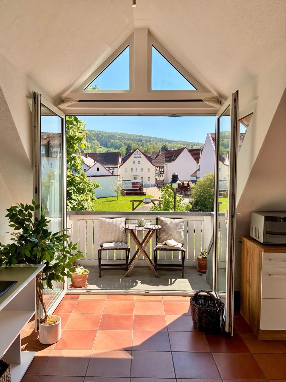 View (from property/room), Balcony/Terrace, Kitchen or kitchenette, Living room, Seating area, Dining area