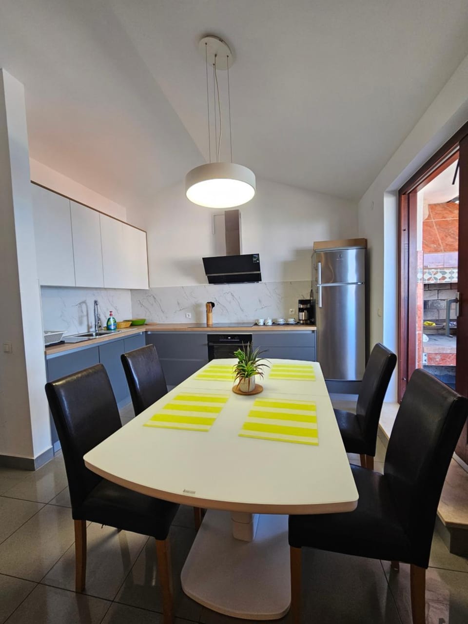 Kitchen or kitchenette, Dining area, stove