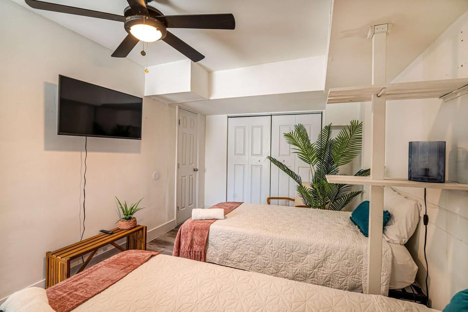 TV and multimedia, Photo of the whole room, Bedroom
