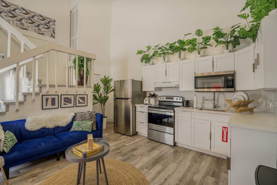 Kitchen or kitchenette, Living room, oven