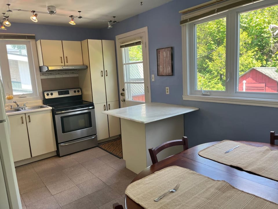Bright Private Room near Montreal Fast WiFi Vacation rental in Brossard