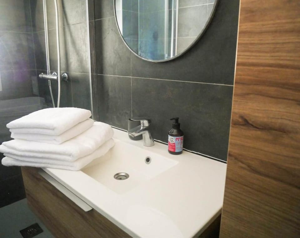Bathroom, towels