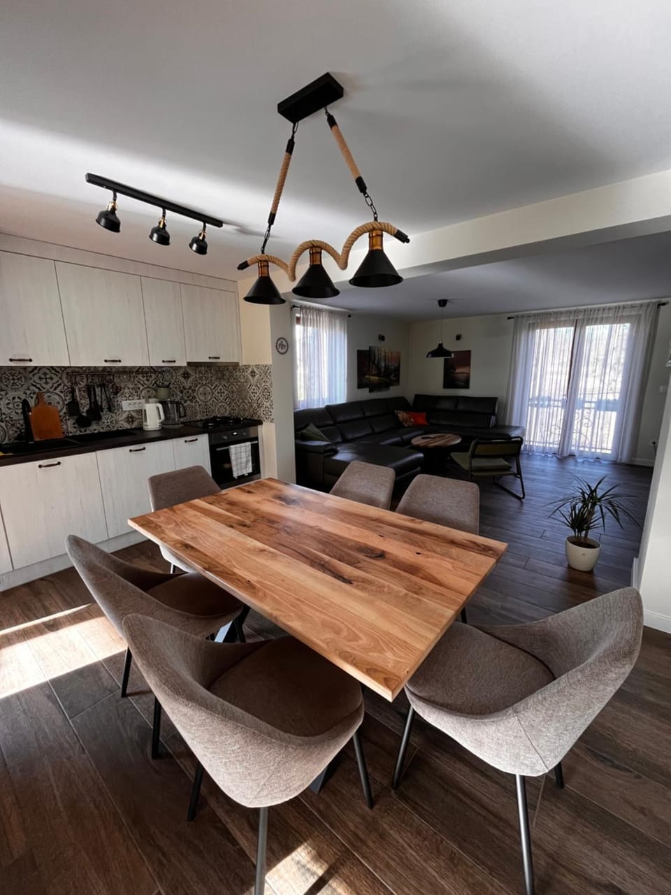 Kitchen or kitchenette, Dining area