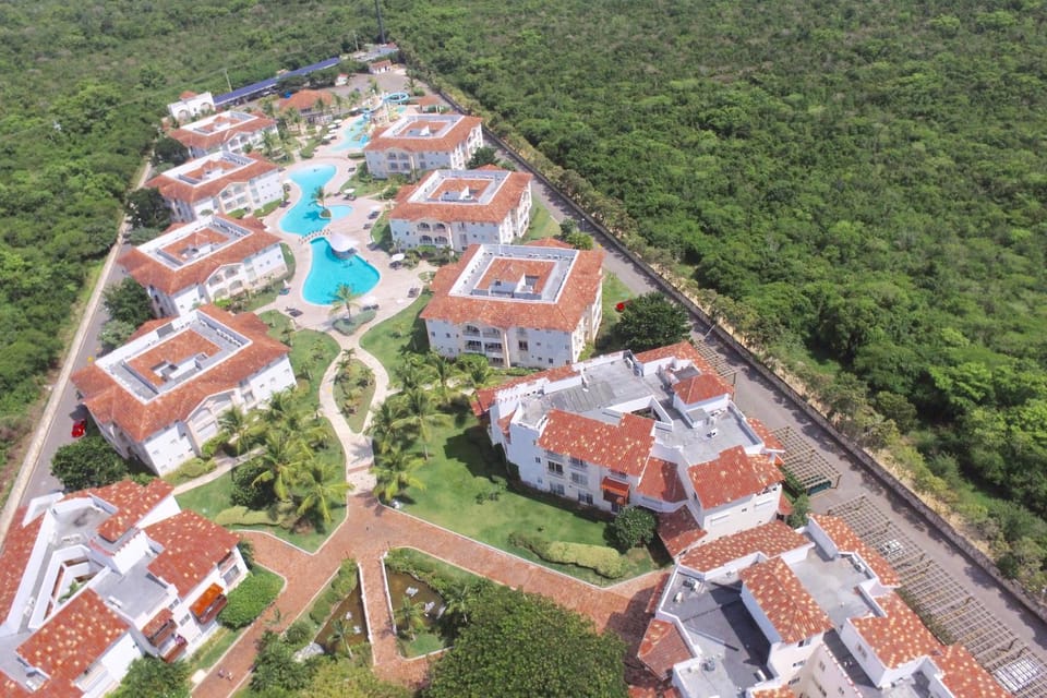 Property building, Bird's eye view, Pool view, Swimming pool