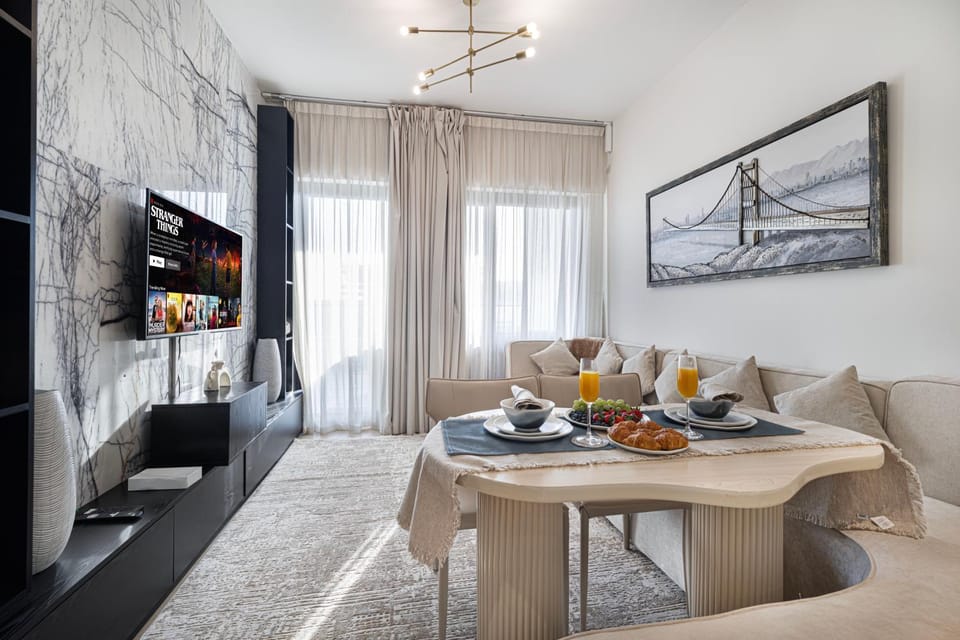 TV and multimedia, Living room, Food and drinks, Seating area, Dining area