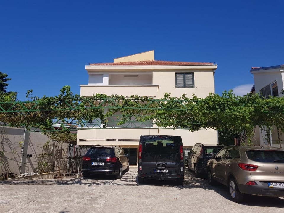 Property building, Facade/entrance, Parking