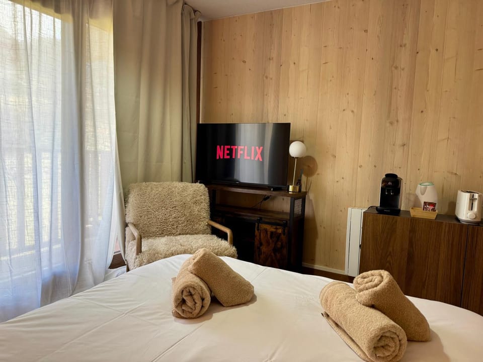 Bed, TV and multimedia, Bedroom, towels