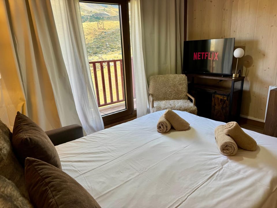 Bed, TV and multimedia, Bedroom, towels