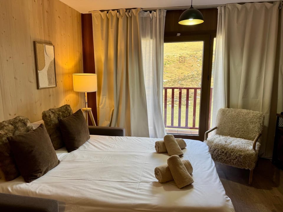 Bed, Living room, Photo of the whole room, Seating area