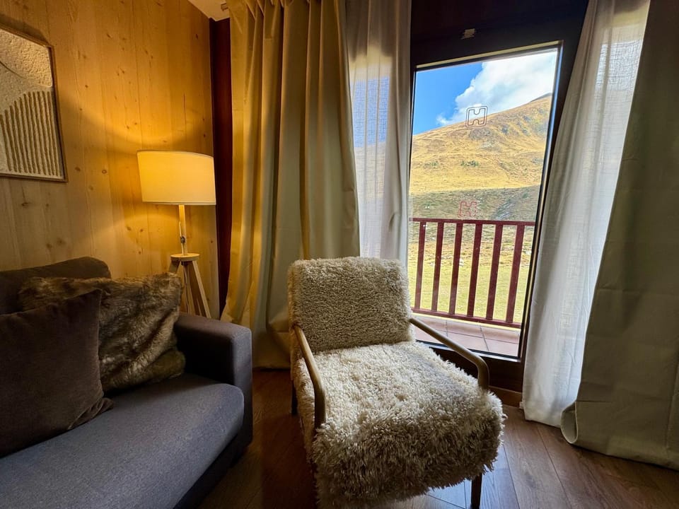 Natural landscape, View (from property/room), Balcony/Terrace, Living room, Seating area, Mountain view