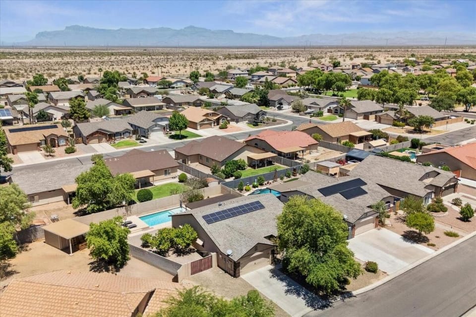 Peaceful Desert Oasis With Salt Pool, Hot Tub and Baja deck House in San Tan Valley
