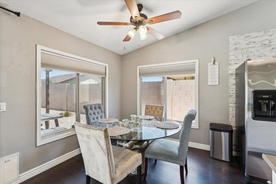 Peaceful Desert Oasis With Salt Pool, Hot Tub and Baja deck House in San Tan Valley