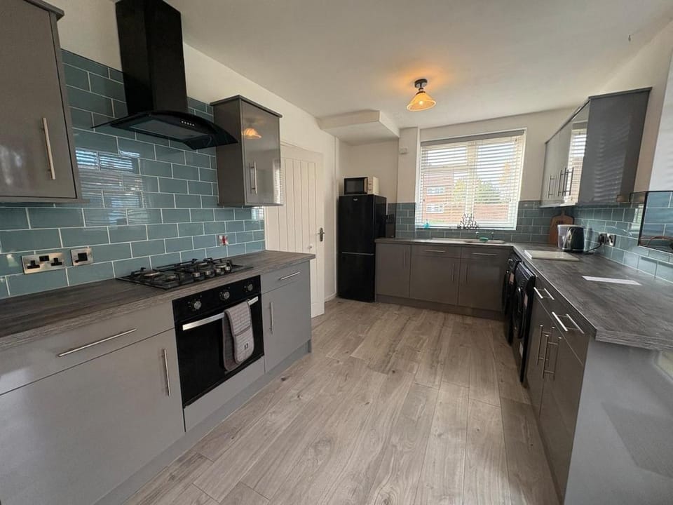 Betto 3 bedroom stylish house! Sleeps 6 House in Hull