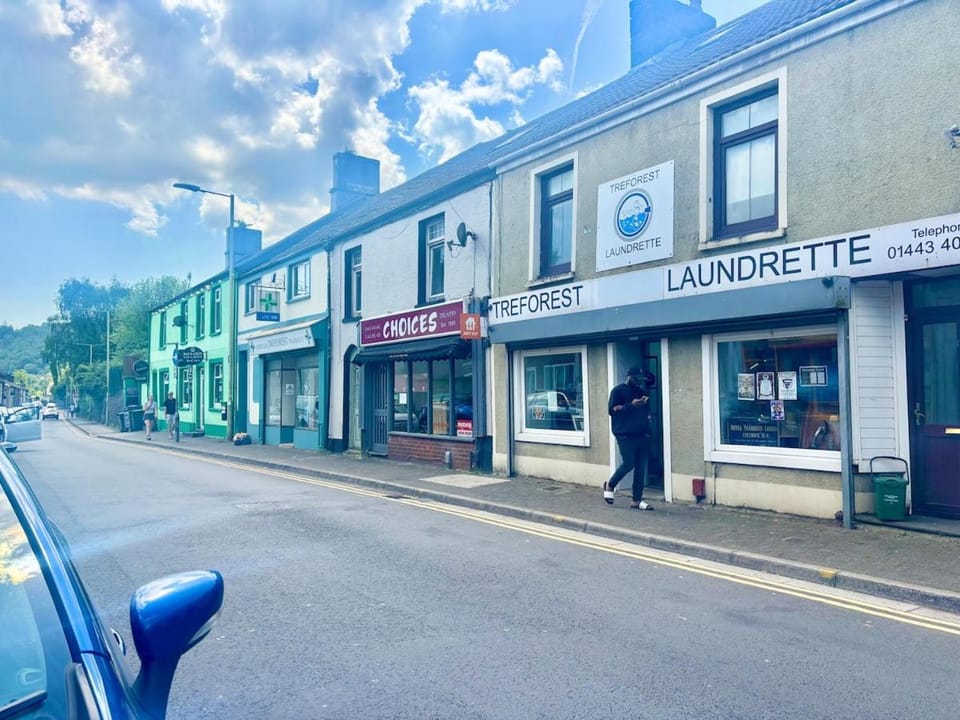 Treforest Apartment 2 Bedrooms - Next Station- Free Parking Apartment in Wales