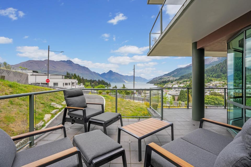 Stunning Lake Views House in Queenstown