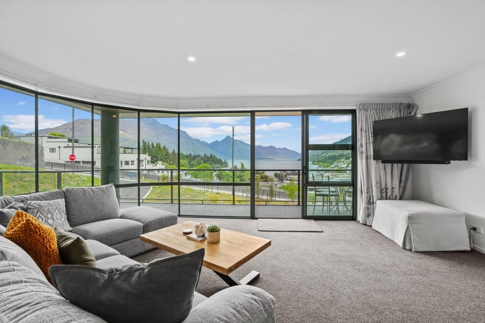 Stunning Lake Views House in Queenstown