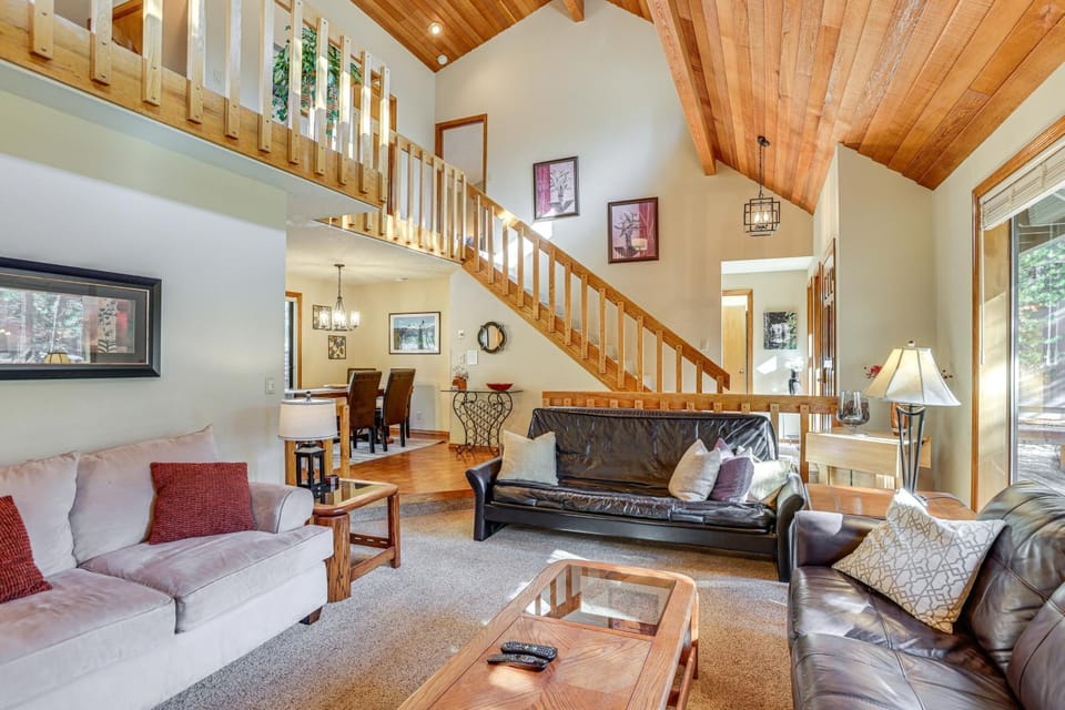 Private Hot Tub & SHARC Passes! Sunriver Home House in Sunriver