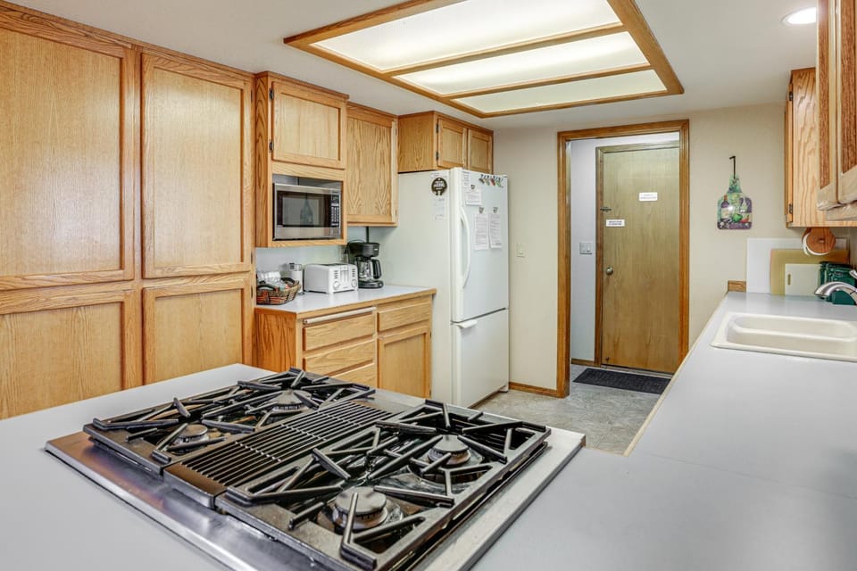 Private Hot Tub & SHARC Passes! Sunriver Home House in Sunriver