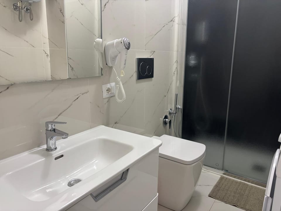 Shower, Toilet, Bathroom, towels