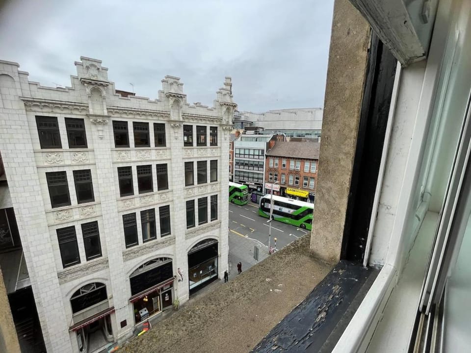 Modern Studio, Top Floor, King Street Views Apartment in Nottingham