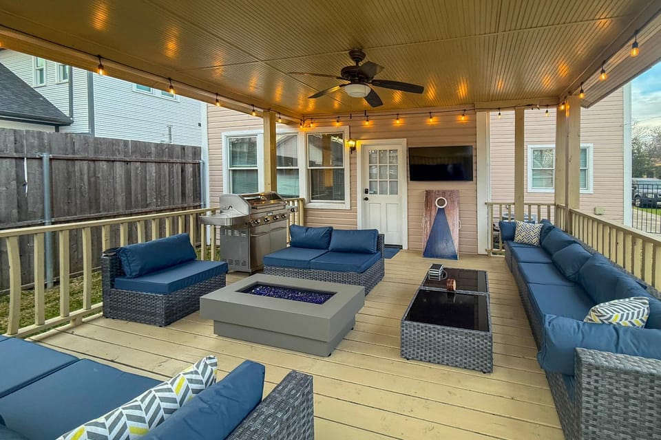 11 Beds, Sleeps 12, 2 Mi to Downtown Dallas House in Dallas